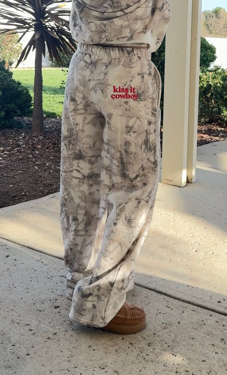 KISS IT COWBOY WIDE LEG SWEATPANTS