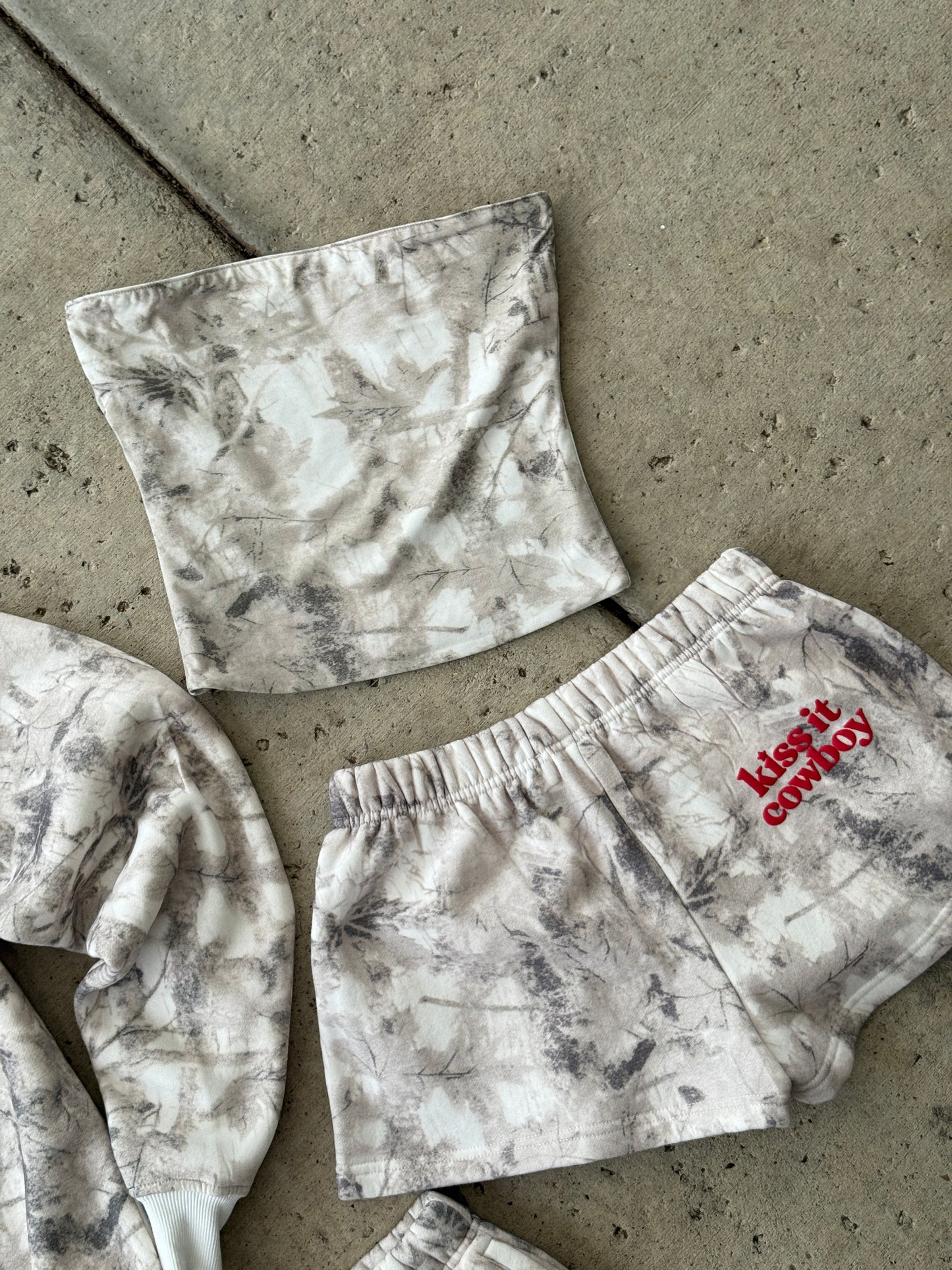 KISS IT COWBOY MID RISE SHORTS